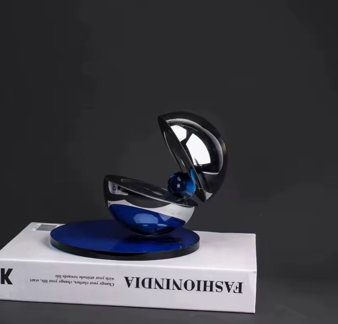 ee0e4844-af43-45e6-9a0f-db5a0a1738dd Décoration design en verre – Sphère bleue artistique – Image 1