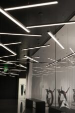 Suspension LED linéaire moderne – corps noir – Image 3